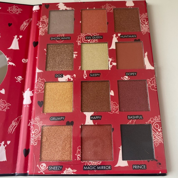 DISNEY Villains (Snow White version) Eyeshadow Palette - Picture 5 of 7
